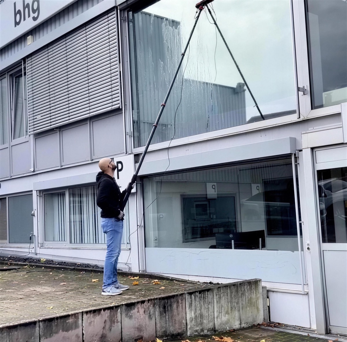Tugay Balbay bei einer professionellen Fassadenreinigung